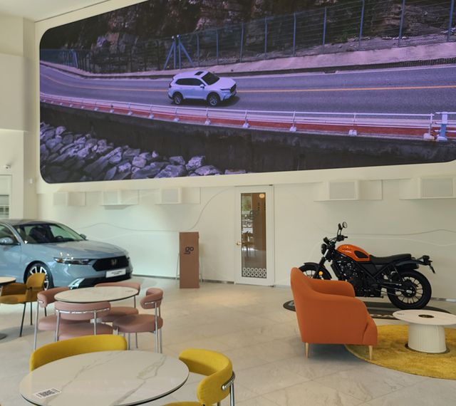 카페 중앙에 마련된 대형 LED 스크린