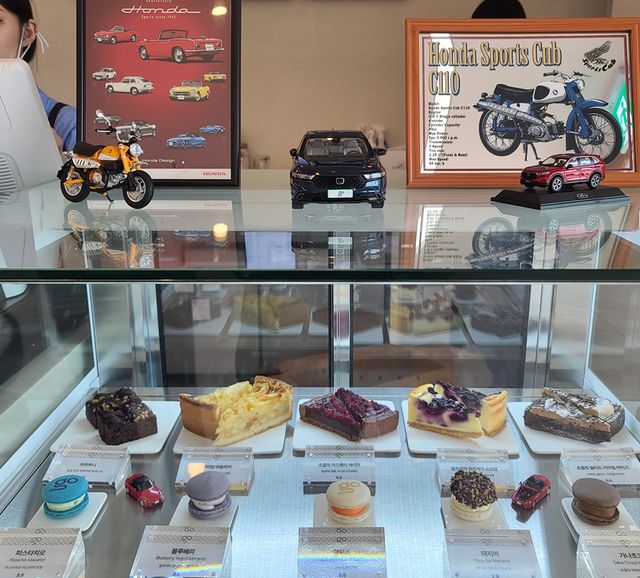 카페 더 고에서는 다양한 음료와 케익 등을 즐길수 있다.