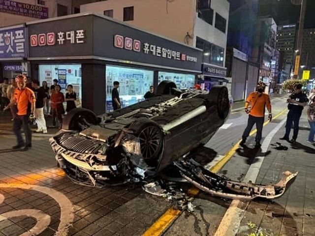 부산에서 40대 벤츠 운전자가 가로등을 들이받은 뒤&nbsp;뒤집어진 차량을 버리고 도주했다. (출처 : 연합뉴스)