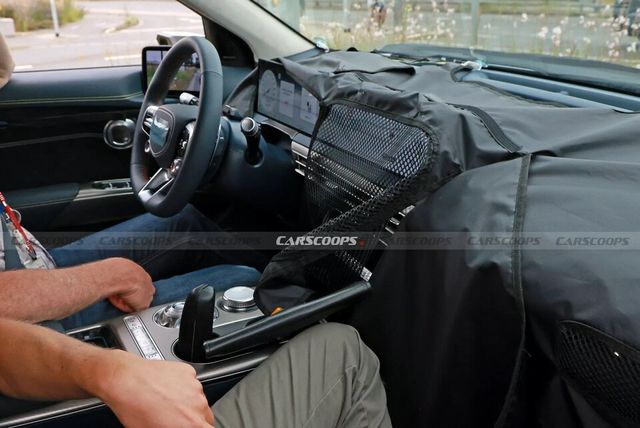 사진 : 제네시스 GV60 페이스리프트 테스트카 실내 (출처=Carscoops)