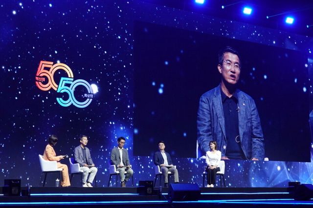 ‘Vision 50-50’ 선포식 프로그램 중 조직문화 토크쇼에 참여한 경동나비엔 김종욱 대표이사(좌측에서 두번째)(사진 제공=경동나비엔)