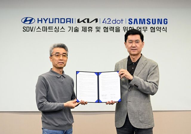사진 : 삼성전자 서울R&D캠퍼스에서 열린 업무협약식에서 (왼쪽부터) 현대차∙기아 AVP본부 송창현 사장, 삼성전자 DX부문 최고기술책임자(CTO) 겸 삼성리서치장 전경훈 사장이 기념 사진을 촬영하는 모습