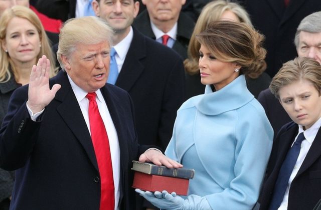 2017년 1월 20일 대통령 취임 선서하는 트럼프 (사진출처:연합뉴스)&nbsp;