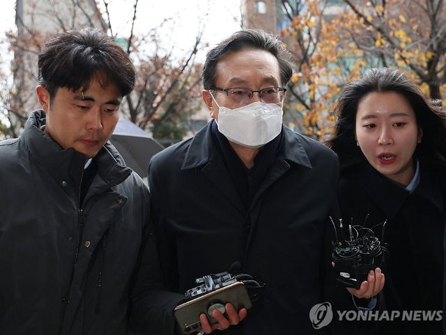 친인척에 대한 불법 대출 혐의를 받고 있는 손태승 전 우리금융지주 회장을 불구속기소됐다.(t사진 제공: 연합뉴스)