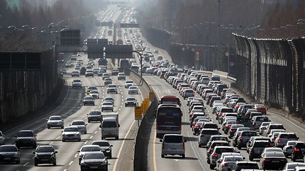 국토부는 추석 연휴기간 동안 귀성은 23일 오전에, 귀경은 24일 오후에 고속도로 혼잡이 가장 심할 것이라고 분석했다.