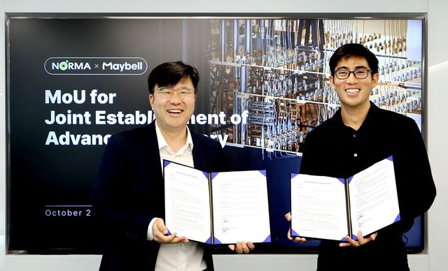 노르마 정현철 대표(왼쪽)와 메이벨 퀀텀 공동 창립자 브라이언 추 최고운영책임자(COO)가 업무협약 체결 후 기념 촬영을 하고 있다. (출처:노르마)&nbsp;