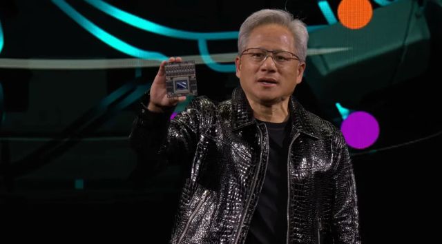 엔비디아 CEO 젠슨 황이 CES 2025 기조연설에서 자사가 개발한 Thor AGX 칩을 공개하고 있다.