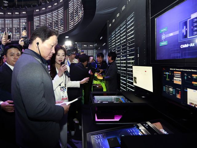 최태원 SK 회장이 8일(현지시간) 미국 라스베이거스 컨벤션센터에서 진행되고 있는 'CES 2025' 현장을 방문해 SK 전시관을 둘러보고 있다.