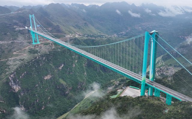 세계에서 가장 높은 다리인 중국 구이저우성의 화장 대협곡 대교(The Huajiang Grand Canyon Bridge)