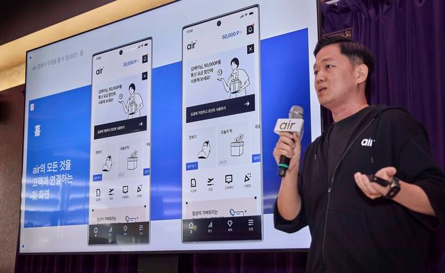 1일 서울 성수동 T팩토리에서 이윤행 SK텔레콤 air기획팀장이 자급제 전용 디지털 통신 서비스 ‘에어(air)’를 소개하고 있다.