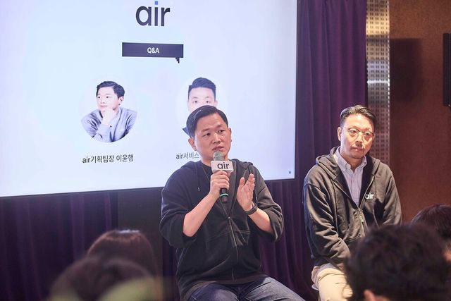 1일 서울 성수동 T팩토리에서 이윤행 SK텔레콤 air기획팀장(왼쪽)과 SKT 정준영 air서비스팀장이 자급제 전용 디지털 통신 서비스 ‘에어(air)’를 소개 후 질의응답을 진행하고 있다.