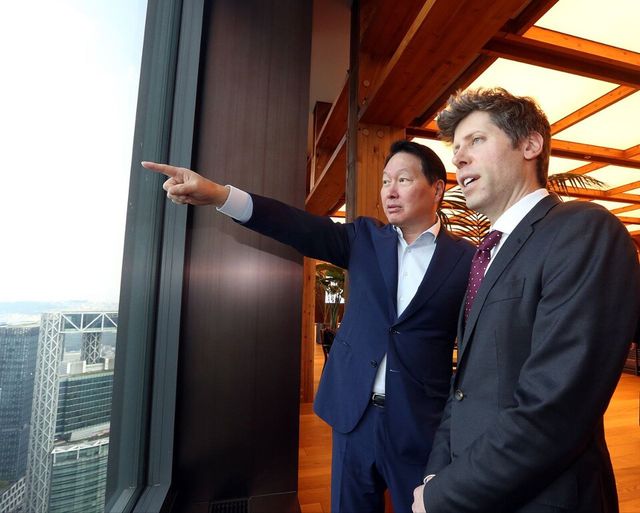 &nbsp;SK그룹과 오픈AI가 메모리 공급 의향서(LOI)와 서남권 AI DC 협력에 관한 양해각서(MOU)를 체결했다. (사진:최태원 회장(오른쪽)과 샘 올트먼 오픈AI CEO(왼쪽)가 1일 서울 종로구 SK서린빌딩에서 환담을 나누고 있는 모습)