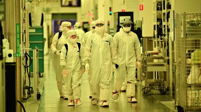 인텔이 최근 최첨단 2nm 공정의 애리조나 팹52를 언론에 공개했다.(이미지 출처: 인텔)&nbsp;