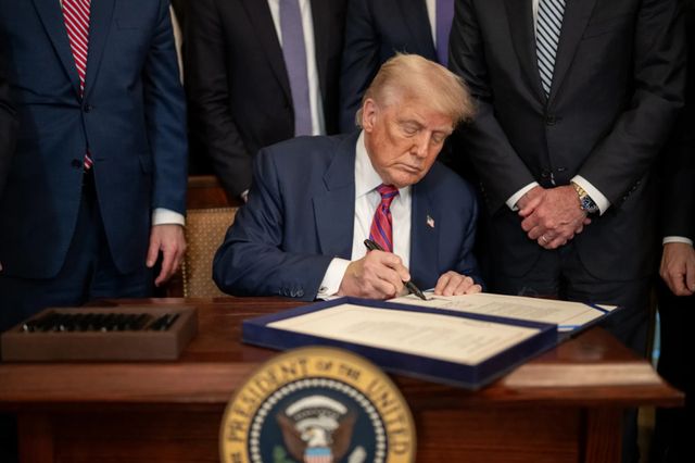 도널드 트럼프 미국 대통령이 11월부터 중국산 수입품에 대한 100% 추가 관세를 부과한다고 밝혔다.(이미지 출처 : 백악관 )