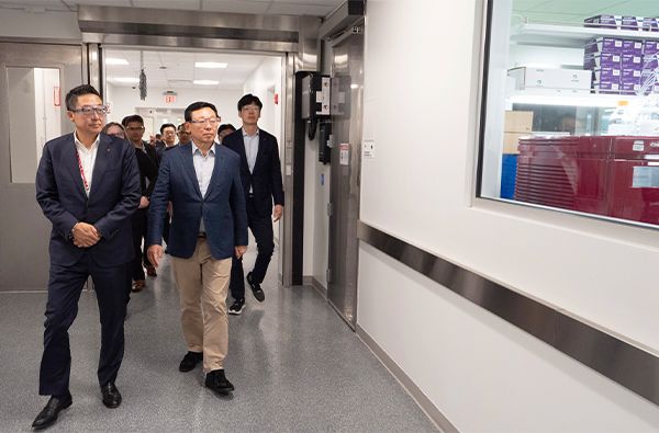 신동빈 롯데그룹 회장(왼쪽 두번째)이 5일 미국 뉴욕주에 위치한 롯데바이오로직스 시러큐스 바이오 캠퍼스를 찾아 지난 3월 준공 후 본격 가동에 들어간 ADC 생산시설을 시찰하고 있다.