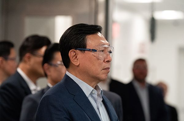 신동빈 롯데그룹 회장(왼쪽 두번째)이 5일 미국 뉴욕주에 위치한 롯데바이오로직스 시러큐스 바이오 캠퍼스를 찾아 지난 3월 준공 후 본격 가동에 들어간 ADC 생산시설을 시찰하고 있다.