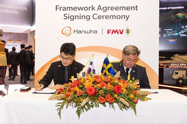 이부환 한화에어로스페이스 PGM사업부장과 요나스 로츠네 스웨덴 방위사업청 지상무기체계국장이 14일(현지시간) 미국 워싱턴DC에서 열린 AUSA 방산전시회에서 155mm 모듈형 추진장약 추가 공급 계약을 체결한 후 기념촬영하고 있다.