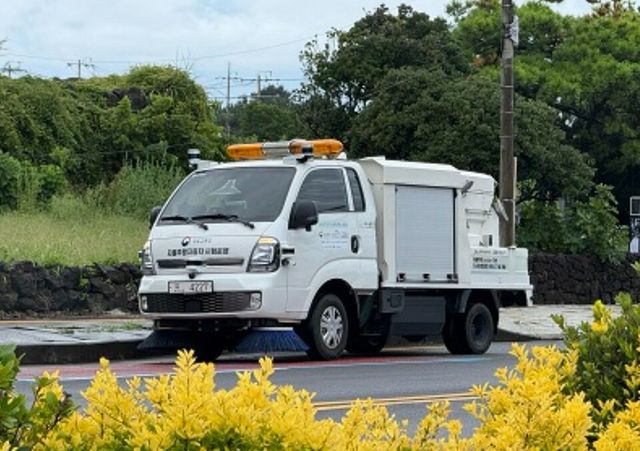LG유플러스는 제주특별자치도와 함께 자율주행 노면청소차 시범운행 사업을 진행한다고 16일 밝혔다.
