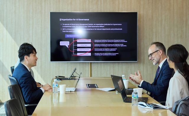 SK텔레콤은 유엔 인권최고대표사무소(OHCHR)에 자사의 AI 거버넌스를 소개했다고 밝혔다. 사진은 AI 거버넌스 협력에 대해 논의하고 있는 SK텔레콤 차호범 CPO(좌측)와 유엔 인권최고대표사무소 팀 엥겔하르트(Tim Engelhardt) 인권담당관의 모습