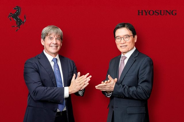 페라리코리아&nbsp;출범을&nbsp;맞이해&nbsp;프란체스코&nbsp;비앙키&nbsp;페라리&nbsp;극동&nbsp;및&nbsp;중동&nbsp;지역&nbsp;지사장(좌)과&nbsp;김광철&nbsp;FMK&nbsp;대표이사가&nbsp;기념&nbsp;촬영을&nbsp;하고&nbsp;있다.