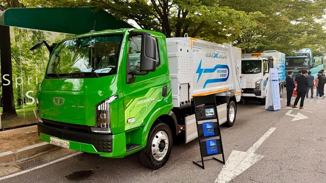 타타대우모빌리티가 국회에 준중형 전기트럭 기쎈(GIXEN)과 플랫폼을 기반으로 한 압축형 전기 재활용품 수거차, 전기 노면청소차 등을 전시했다.