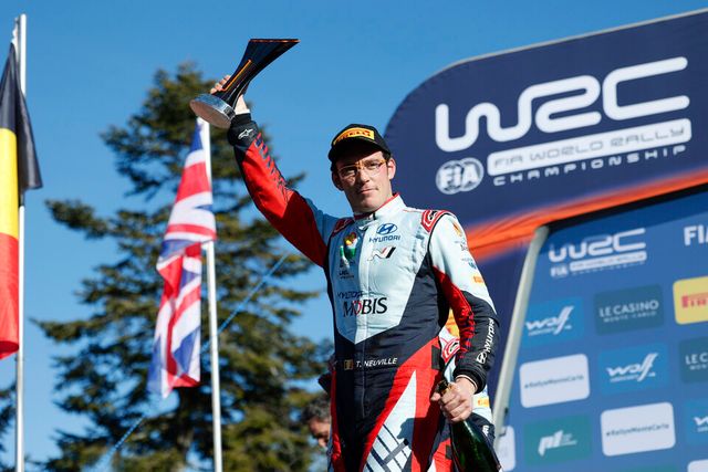 사진 :&nbsp;2024 WRC 몬테카를로 랠리에서 우승한 현대팀 티에리 누빌이 우승 트로피를 들고 기뻐하고 있다.