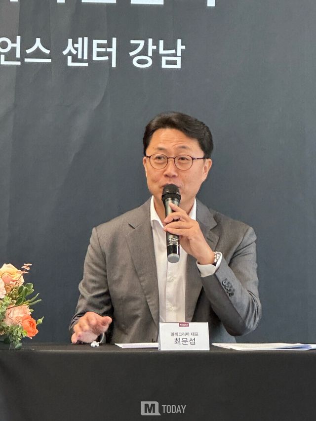 밀레코리아 최문섭 대표가 설립 20주년을 맞이해 20년간의 밀레코리아의 발전에 대해 설명하고 있다.