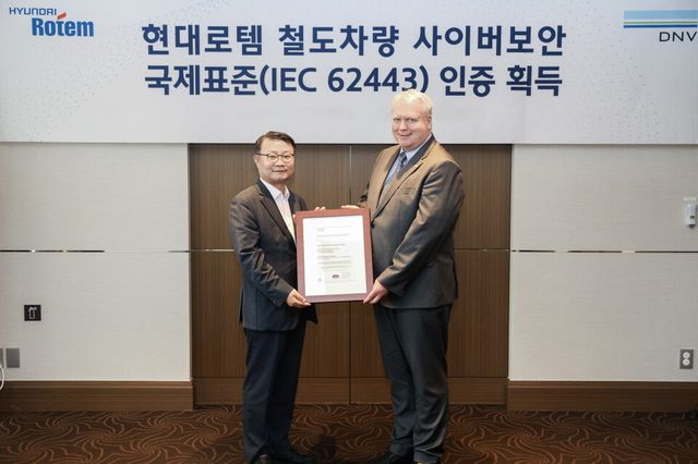 이원상(왼쪽) 현대로템 RS기술리더와 비달 도로넨(Vidar Dolonen) DNV 명예영사가 제품 인증서를 들고 기념촬영을 하고 있다.