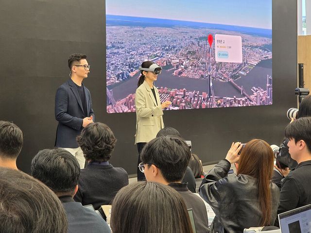 '안드로이드 XR'은 안드로이드 기반의 앱을 지원해, 구글 지도·포토·유튜브 XR 등 구글의 기본 서비스는 물론 기존 스마트폰에서 사용하던 기능들도 '갤럭시 XR'에서 구현된다.