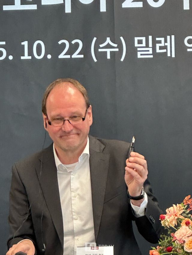 마르쿠스 밀레 공동 회장이 20년 전 밀레코리아 설립 당시 서명했던 펜을 들어 보이며 한국과의 인연을 소중히 간직하고 있다고 강조했다.