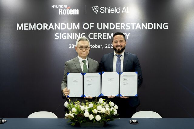 &nbsp;이정엽(왼쪽) 현대로템 부사장과 마이크 한린 쉴드AI 글로벌 전략 및 사업개발 총괄이 지난 23일 경기 고양시 킨텍스(KINTEX)에서 열린 ‘2025 서울 국제 항공우주 및 방위산업 전시회(ADEX)’에서 ‘국방 AI 기반 다목적 드론 운용 기술 개발을 위한 업무협약’을 체결한 후 기념촬영을 하고 있다.