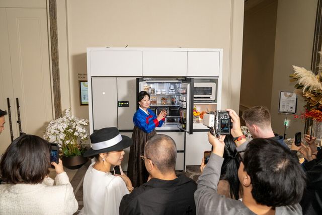 이하연 명인이 '라 리스트(La Liste) 2026' 시상식에 마련된 삼성전자 AI 가전 전시에서 '비스포크 AI 김치플러스 키친핏 맥스'의 기능을 시연하고 있다.