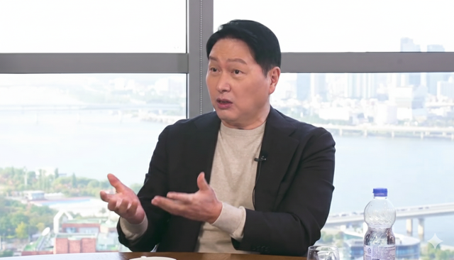 최태원&nbsp;SK그룹 회장 겸 대한상공회의소 회장이 저성장 해법을 설명하고 있다. (출처 : SK그룹)