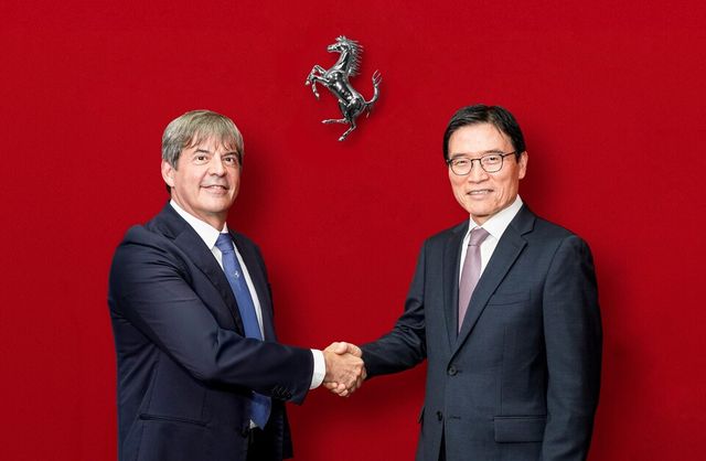 페라리코리아&nbsp;출범을&nbsp;맞이해&nbsp;프란체스코&nbsp;비앙키&nbsp;페라리&nbsp;극동&nbsp;및&nbsp;중동&nbsp;지역&nbsp;지사장(좌)과&nbsp;김광철&nbsp;FMK&nbsp;대표이사가&nbsp;기념&nbsp;촬영을&nbsp;하고&nbsp;있다. (출처 : 페라리)