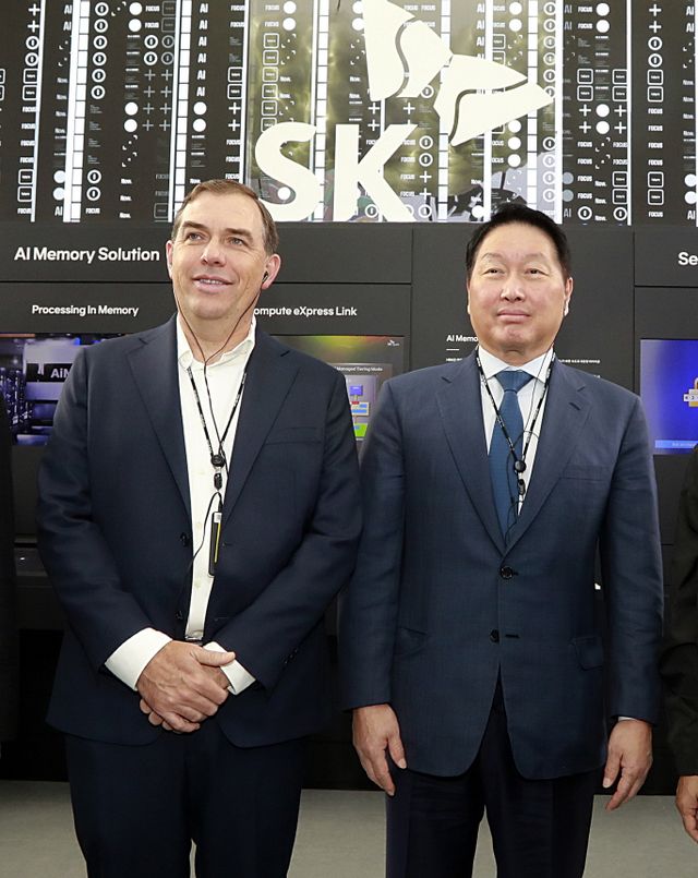 28일 경북 경주시 경주엑스포대공원 야외특별관에 마련된 ‘K테크 쇼케이스’ 전시를 최태원 SK그룹 회장(왼쪽)과 매트 가먼(Matt Garman) 아마존웹서비스(AWS) 최고경영자(CEO)가 함께 관람하고 있다.