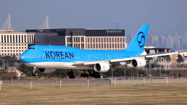 미국 조지아주 현대차그룹-LG에너지솔루션 배터리 합작 공장 건설 현장에서 체포·구금된 한국인 300여명을 태우고 인천공항으로 돌아온 대한항공 'B747-8i' 전세기 (출처 : 비행기 월드 유튜브 캡처)