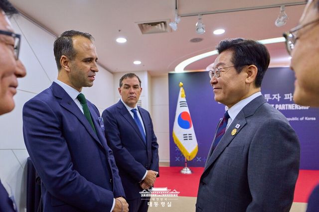 글로벌 기업 투자 파트너십 행사에서르노코리아 니콜라 파리 사장이 경주에서 열린 글로벌 기업 투자 파트너십 행사에서&nbsp;&nbsp;부산공장의 전기차 생산 관련 추가 설비 투자를 비롯해 한국에 대한 신규 투자를 약속하고,신규 투자 중 단기간 내 투입 예정 금액에 대한 투자신고서도 제출했다고 밝혔다.(이재명대통령과 인사 나누는 니콜라 파리사장)