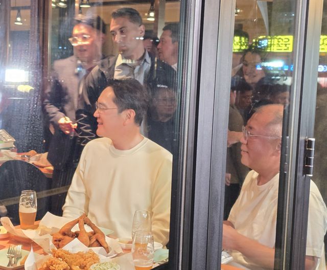 삼성동에서 젠슨황 엔비디아 CEO와 치맥을 즐기고 있는 이재용 삼성전자 회장과 정의선 현대차그룹 회장