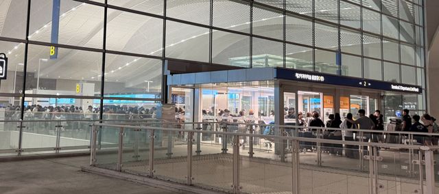 연휴 첫날인 3일 인천공항이 새벽부터 여행객들로 붐비고 있다.(새벽 5시30분 현재)