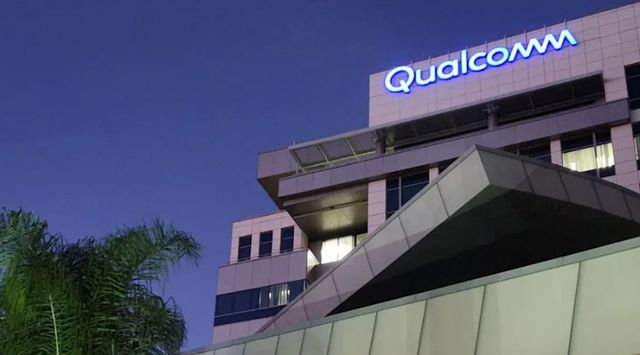 영국 소비자단체가 미국 퀄컴을 상대로 애플 아이폰과 삼성 갤럭시폰 사용자 3천만명을 대신해 시장 지배적 지위 남용을 이유로 집단 소송을 제기했다.