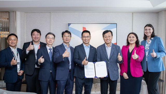 다우가 LG전자와 지난 8일 싱가포르에서 데이터센터 냉각 솔루션 개발 협력 MOU를 체결했다. 에디 동 다우 산업용 솔루션 사업부 아시아태평양 지역 영업 디렉터(우측에서 네 번째), LG전자 ES연구소장 오세기 부사장(우측에서 세 번째)이 MOU 체결 후 기념 촬영을 하고 있다.
