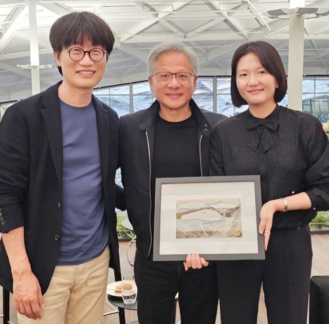 이해진 네이버 의장, 젠슨 황 엔비디아 최고경영자, 최수연 네이버 대표(왼쪽부터)가 지난해 6월 미국 실리콘밸리 엔비디아 본사에서 만나 기념촬영을 하고 있다. (출처 : 네이버)