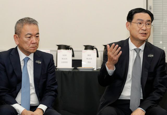 정유석 현대차 국내사업본부장(오른쪽)과 시메기 토시유키 현대차 일본법인장이 지난 29일 재팬모빌리티쇼2025가 열린 도쿄 빅사이트에서 한국 취재진과 만나 질문에 답하고 있다. (한국자동차기자협회 제공)