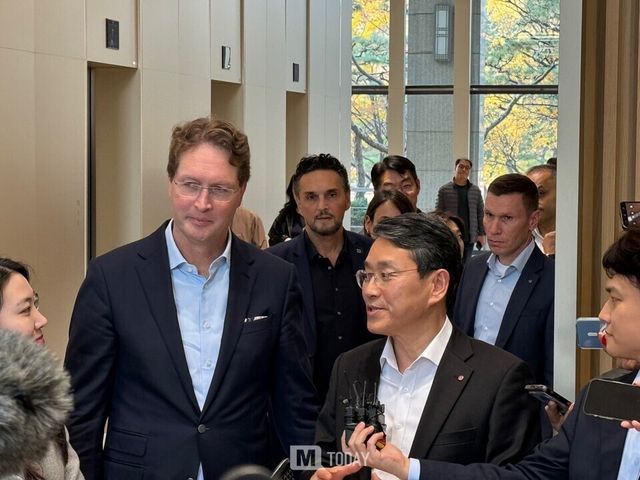 메르세데스-벤츠 올라&nbsp;칼레니우스 회장과 LG전자 조주완 CEO (사진 : M투데이 최태인 기자)