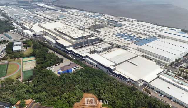 기아가 14일 경기도&nbsp;화성시&nbsp;우정읍에&nbsp;위치한&nbsp;오토랜드(AutoLand)&nbsp;화성에서&nbsp;‘EVO&nbsp;Plant&nbsp;East’&nbsp;준공식&nbsp;및 ‘EVO&nbsp;Plant&nbsp;West’&nbsp;기공식을&nbsp;개최했다.&nbsp;