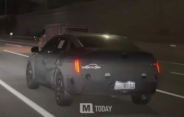 아반떼 풀체인지(CN8)의 야간 테스트카 장면(출처:숏카)