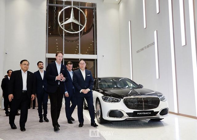 메르세데스-벤츠 그룹 CEO 올라 칼레니우스, '마이바흐 브랜드센터 서울' 방문