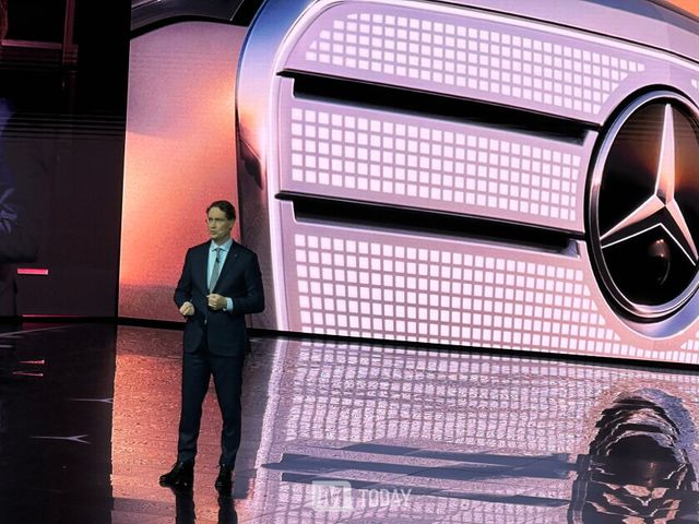 메르세데스-벤츠 그룹 AG 이사회 의장 및 CEO 올라 칼레니우스가 인천 파라다이스 시티에서 열린 '메르세데스-벤츠 미래 전략 컨퍼런스'에서 발표하고 있다.