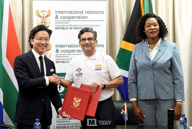 지난 9월 5일 남아프리카공화국 프리토리아 소재 남아공 외교부 청사에서 현대차 GPO 김일범 부사장(사진 왼쪽), 제인 당고르(Zane Dangor) 남아공 외교부 사무차관(사진 가운데), 안나 탄디 모라카(Anna Thandi Moraka) 남아공 외교부 차관(사진 오른쪽)이 2025년 G20 요하네스버그 정상회의 공식 차량 지원에 관한 업무협약을 체결한 직후 기념 촬영을 하고 있다. (출처 : 현대자동차)