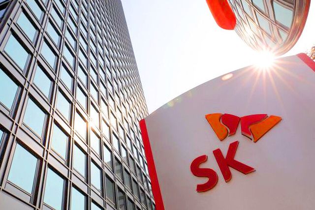 SK그룹이 SK하이닉스의 기록적인 반도체 수출에 힘입어 올해 수출액이 역대 최고치인 120조 원대를 기록할 전망이다.